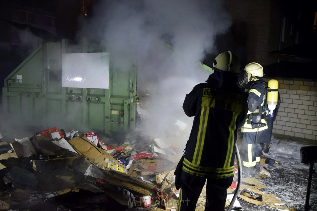 Feuer Papp Presscontainer Koeln Hoehenberg Bochumerstr P289.JPG - Miklos Laubert